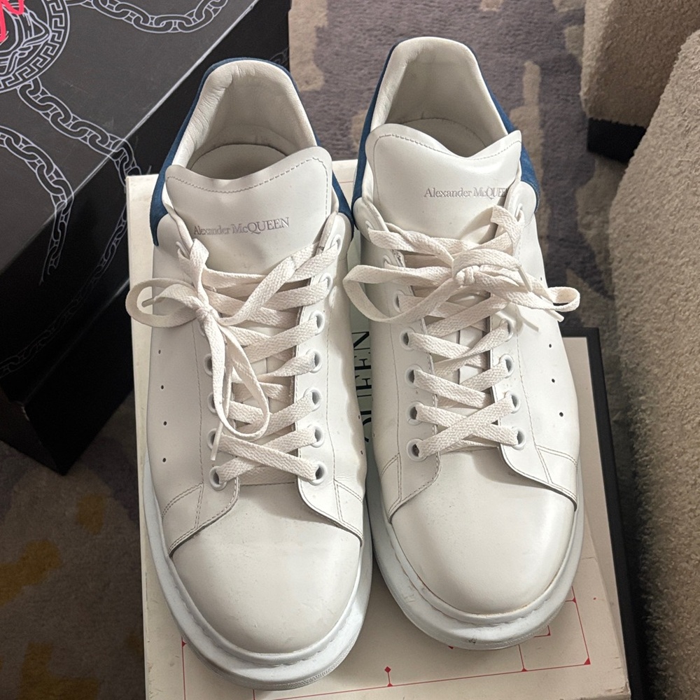Alexander McQueen Men's White Sneakers with Blue Heel